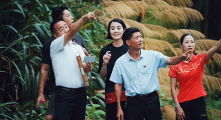 《溫暖有光放映隊》隊員重回水泥廠舊址 感受余村的環(huán)境變化