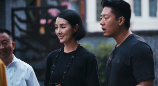 《溫暖有光放映隊》隊員從一家三口的合影中見證余村的變化