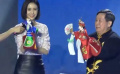 佟丽娅现身中国电影金鸡奖厦门之夜 体验布袋木偶戏