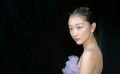 周冬雨《时尚芭莎》拍摄花絮 温婉回眸落落大方气质不凡