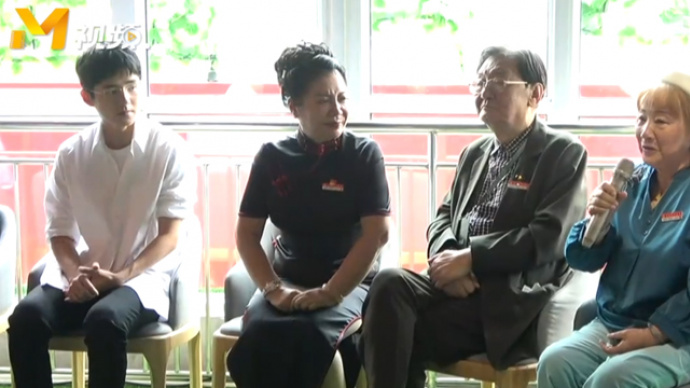 老艺术家祝希娟和医护人员交流 感慨伟大出自平凡