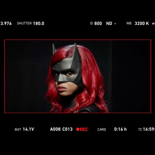 《蝙蝠女侠》第二季造型曝光 猩红骑士制服全公开(图1)