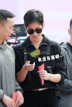 杨洋《你是我的荣耀》开机 偷看彩票红包笑开花