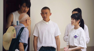 《溫暖有光放映隊(duì)》隊(duì)員聽離退休老干部講述冠軍樓的故事