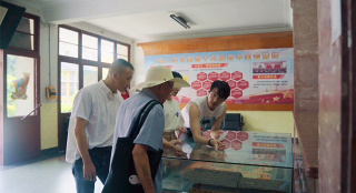 《溫暖有光放映隊(duì)》隊(duì)員參觀訓(xùn)練基地 感受曾經(jīng)的艱苦環(huán)境