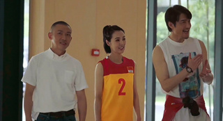 《溫暖有光放映隊(duì)》隊(duì)員參觀女排公寓 體驗(yàn)“大人國(guó)”的感覺