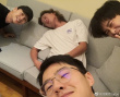 《一点就到家》主创聚会 刘昊然许宏宇互晒黑照
