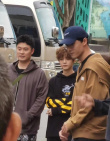 想胡擼！鹿晗泰迪卷造型曝光 站陳赫身邊嬌小可愛