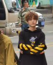 想胡擼！鹿晗泰迪卷造型曝光 站陳赫身邊嬌小可愛