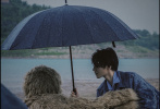 王俊凯雨中写真浪漫文艺 胶片质感尽显清冷帅气