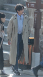 秋日男友！蔡徐坤《奔跑吧》路透 米色風衣文藝范