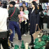 赵丽颖现身无锡拍戏引骚乱 工作人员打黑伞遮挡