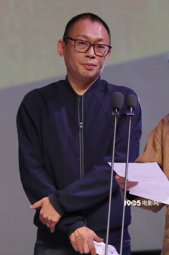 程耳 10月16日,第四届平遥国际电影展之平遥之夜在小城之春影厅举行。当晚,贾樟柯、赵涛、梁静、魏晨等影人,以及本届影展评审团成员廖凡、张译、万玛才旦、程耳、梁鸣等人一起出席活动。与此同时,张扬导演全新创作的短片《你在远方》也在此进行了全球首映。