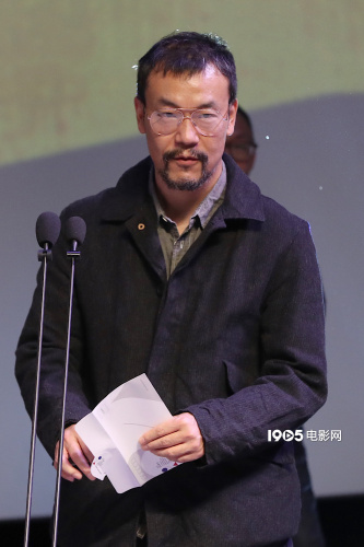 廖凡 10月16日,第四届平遥国际电影展之平遥之夜在小城之春影厅举行。当晚,贾樟柯、赵涛、梁静、魏晨等影人,以及本届影展评审团成员廖凡、张译、万玛才旦、程耳、梁鸣等人一起出席活动。与此同时,张扬导演全新创作的短片《你在远方》也在此进行了全球首映。