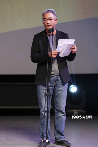 万玛才旦 10月16日,第四届平遥国际电影展之平遥之夜在小城之春影厅举行。当晚,贾樟柯、赵涛、梁静、魏晨等影人,以及本届影展评审团成员廖凡、张译、万玛才旦、程耳、梁鸣等人一起出席活动。与此同时,张扬导演全新创作的短片《你在远方》也在此进行了全球首映。