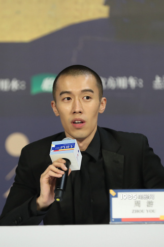 费穆荣誉最佳男演员周游 10月16日,第四届平遥国际电影展之平遥之夜在小城之春影厅举行。当晚,贾樟柯、赵涛、梁静、魏晨等影人,以及本届影展评审团成员廖凡、张译、万玛才旦、程耳、梁鸣等人一起出席活动。与此同时,张扬导演全新创作的短片《你在远方》也在此进行了全球首映。
