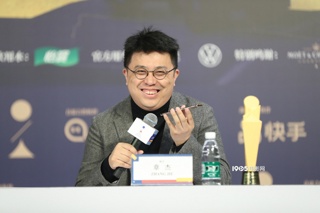 章杰代表刘雅瑟领取费穆荣誉最佳女演员荣誉 10月16日,第四届平遥国际电影展之平遥之夜在小城之春影厅举行。当晚,贾樟柯、赵涛、梁静、魏晨等影人,以及本届影展评审团成员廖凡、张译、万玛才旦、程耳、梁鸣等人一起出席活动。与此同时,张扬导演全新创作的短片《你在远方》也在此进行了全球首映。