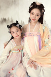 李小璐晒旗袍照为甜馨庆生 母女俩古装扮相气质佳