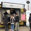 好暖心！湯唯開工第一天 公婆帶全家人送應援車