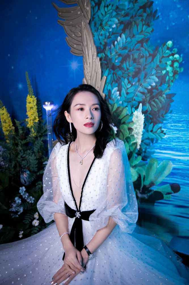 章子怡天鹅纱裙亮相 身体曲线尽显被赞仙气十足 第1张 章子怡天鹅纱裙亮相 身体曲线尽显被赞仙气十足 第1张