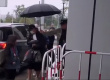最路人的明星！杨迪淋雨下车 保安却给其助理打伞
