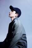王源全新写真释出 飘带西装配棒球帽少年感十足