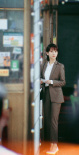 杨紫《女心理师》曝路透 穿西装的打工人造型养眼