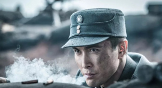 雷人！八路军抹发胶住别墅 《雷霆战将》狼狈下线