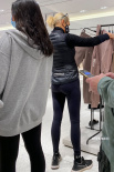 产后首现身！吉吉和妈妈逛街 产女2月后身材恢复