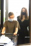 懒理皮特诉讼获胜！朱莉带女儿逛街获陌生男陪同
