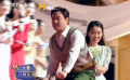 《你好，李焕英》剧组亮相 沈腾骑自行车走红毯