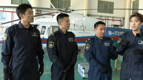 《紧急救援》王彦霖现场学习救人过程 与救援队员实力PK