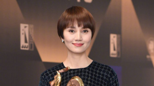 袁泉凭《中国机长》获最佳女配角 三次获此殊荣