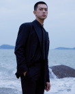 李现All Black造型硬朗绅士 海边写真充满意境美
