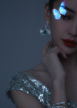 Angelababy亮相盛典活动 与花影相拥展现迷人魅力