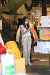 安娜·德·阿瑪斯圣誕掃貨 助手手提購物袋收獲頗豐