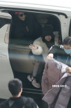 章子怡带娃现身机场与儿子同戴粉帽 女儿对镜招手