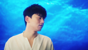 《温暖的抱抱》曝主题曲《跃进人海拥抱你》MV