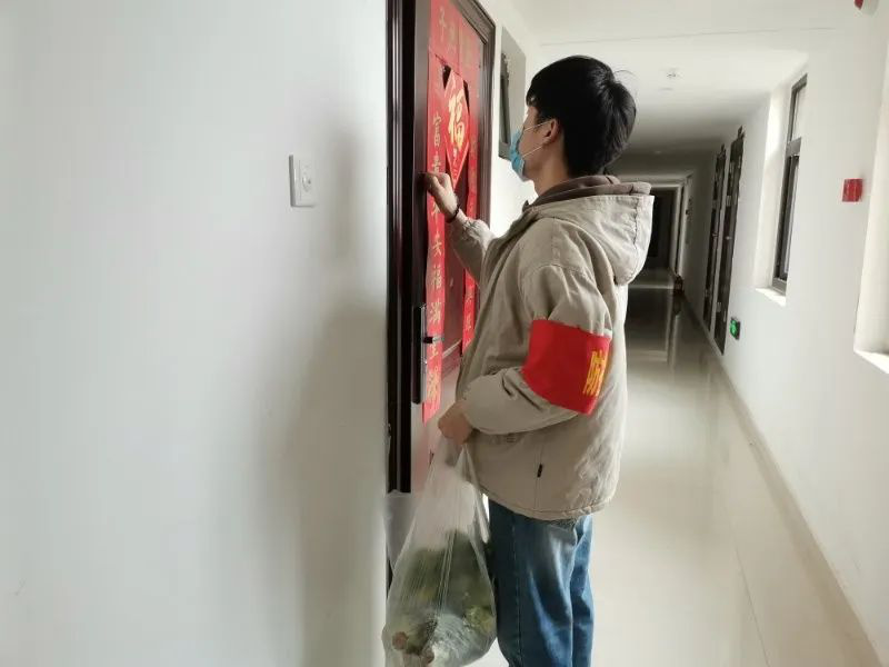 王敏義為大家送蔬菜