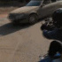 導(dǎo)演親自扛著攝影機(jī)綁在汽車上面跟拍
