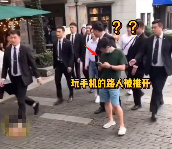 李佳琦为活动安保推人道歉，赞同安保适度不打扰他人