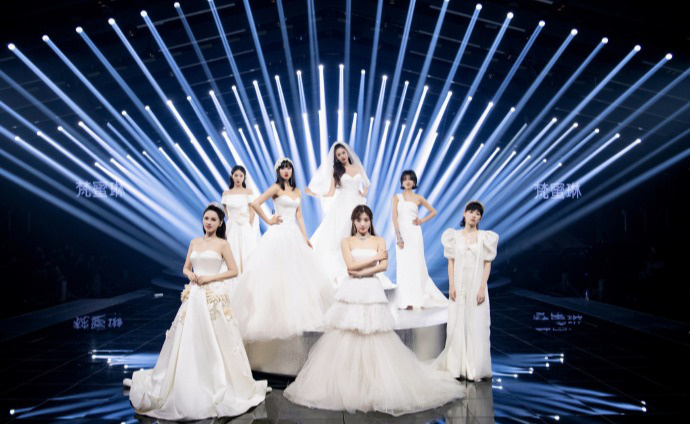 姐姐们穿婚纱上演“集体婚礼”：嫁给姐妹，嫁给舞台，嫁给未来