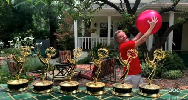 《绝命毒师》“老白”布莱恩·科兰斯顿“低调”展示他的六个艾美奖奖杯