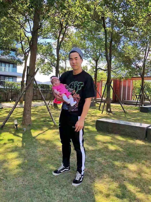 柯有倫單手懷抱女兒