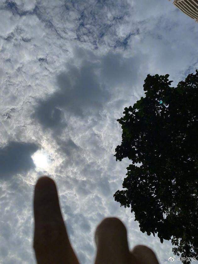 手对着天空的照片真实图片