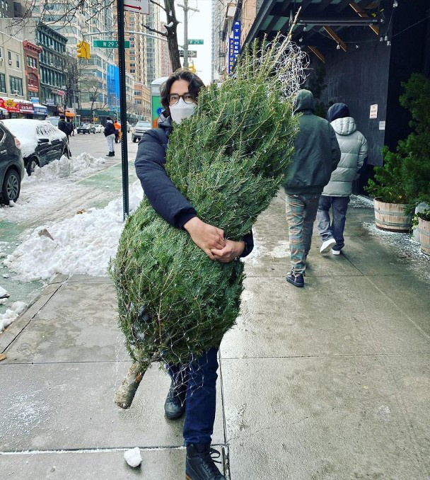 2陈法拉老公抱着圣诞树走在大街上