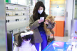 连家属一起宠！赵露思抱玩具熊 牵粉丝女儿走机场