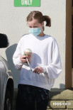 朱莉女儿薇薇安独自外出 梳马尾穿半截裤随性十足