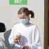 朱莉女儿薇薇安独自外出 梳马尾穿半截裤随性十足