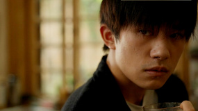 摘掉光环融入角色 “有一点变样子”的易烊千玺